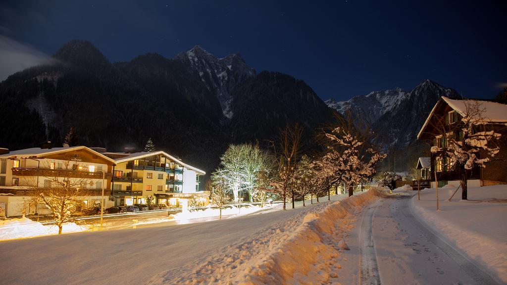 Naturhotel Taleu Buerserberg Exterior photo